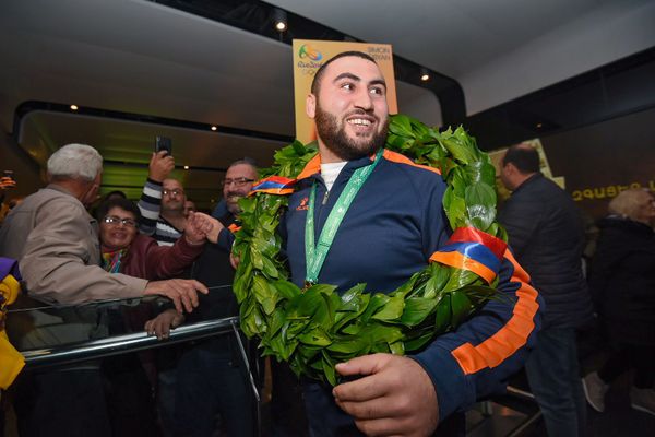 В аэропорту Звартноц встречают чемпиона мира по тяжелой атлетике Симона Мартиросяна (12 ноября 2018). Еревaн В аэропорту Звартноц встречают чемпиона мира по тяжелой атлетике Симона Мартиросяна (12 ноября 2018). Еревaн - Sputnik Армения