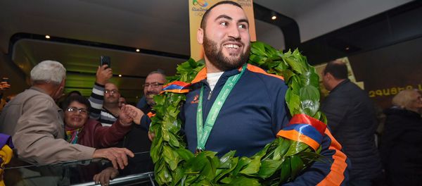 В аэропорту Звартноц встречают чемпиона мира по тяжелой атлетике Симона Мартиросяна (12 ноября 2018). Еревaн В аэропорту Звартноц встречают чемпиона мира по тяжелой атлетике Симона Мартиросяна (12 ноября 2018). Еревaн - Sputnik Армения
