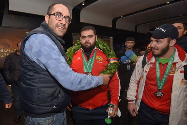 Чемпион мира вернулся в Армению: тяжелоатлет Мартиросян рассказал, кому посвятил победу - Sputnik Армения