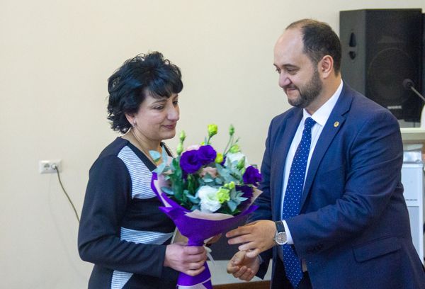 Դրամական պարգևներ և շքանշաններ. հայ մանկավարժներից ո՞վ ճանաչվեց լավագույնը Դրամական պարգևներ և շքանշաններ. հայ մանկավարժներից ո՞վ ճանաչվեց լավագույնը - Sputnik Արմենիա