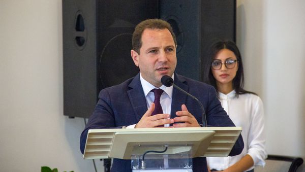 Речь и.о. министра обороны Давида Тонояна на церемонии награждения учителей (12 ноября 2018). Еревaн Речь и.о. министра обороны Давида Тонояна на церемонии награждения учителей (12 ноября 2018). Еревaн - Sputnik Արմենիա