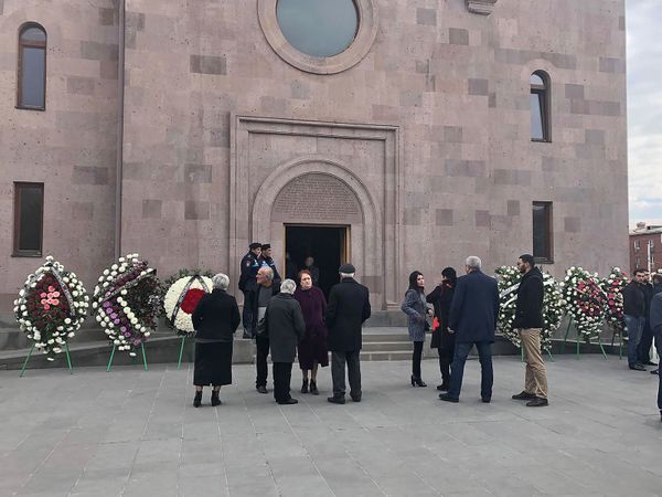 Если бы не политика, или Прощание с легендой: гюмрийцы раскрывают секреты Юрия Варданяна Если бы не политика, или Прощание с легендой: гюмрийцы раскрывают секреты Юрия Варданяна - Sputnik Армения