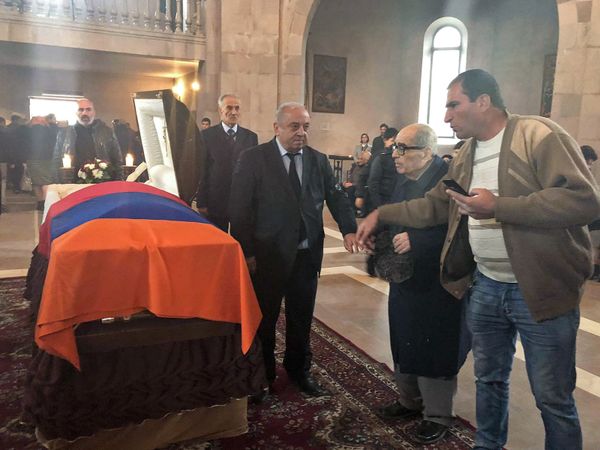 Если бы не политика, или Прощание с легендой: гюмрийцы раскрывают секреты Юрия Варданяна Если бы не политика, или Прощание с легендой: гюмрийцы раскрывают секреты Юрия Варданяна - Sputnik Армения