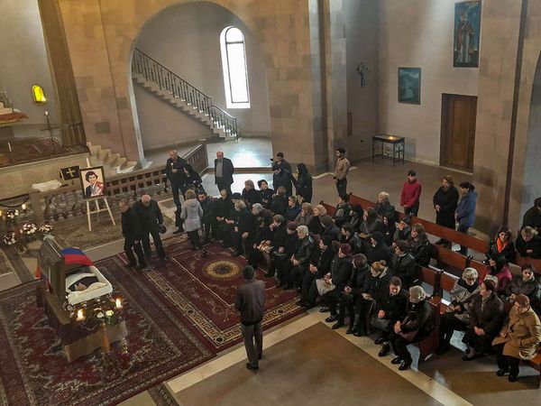 Если бы не политика, или Прощание с легендой: гюмрийцы раскрывают секреты Юрия Варданяна Если бы не политика, или Прощание с легендой: гюмрийцы раскрывают секреты Юрия Варданяна - Sputnik Армения