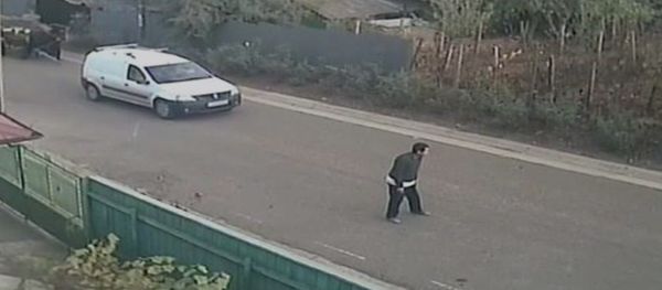Автомобиль провез телегу на буксире Автомобиль провез телегу на буксире - Sputnik Армения