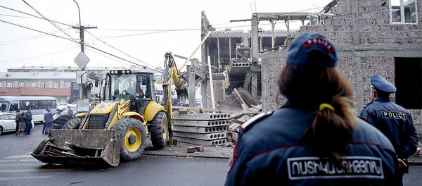 В административном районе Нор Норк частично демонтировано незаконно построенное здание - Sputnik Արմենիա