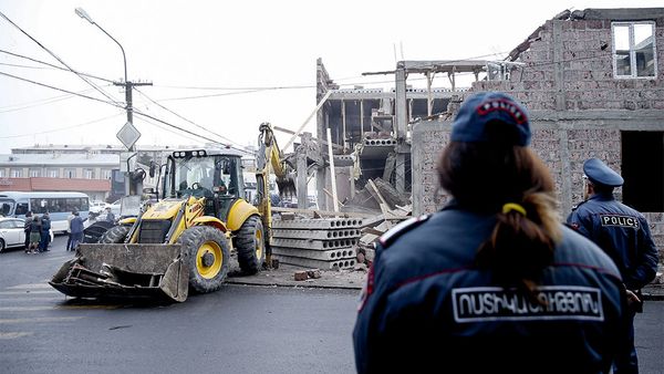 В административном районе Нор Норк частично демонтировано незаконно построенное здание - Sputnik Արմենիա