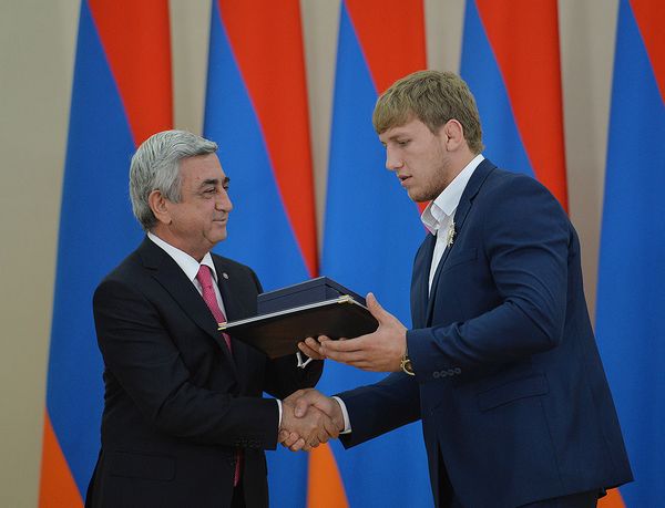Президент Армении Серж Саргсян по случаю 24-й годовщины независимости Армении награждает двухкратного чемпиона мира по борьбе Артура Алексаняна - Sputnik Արմենիա