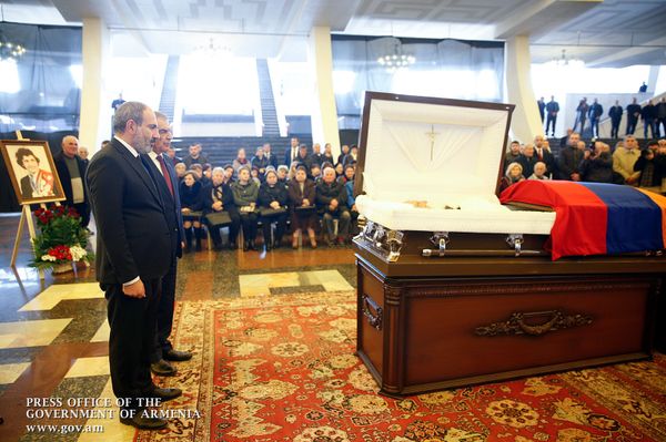 Пашинян попрощался с легендарным спортсменом Юрием Варданяном Пашинян попрощался с легендарным спортсменом Юрием Варданяном - Sputnik Армения