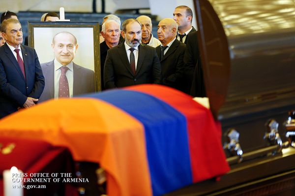 Пашинян попрощался с легендарным спортсменом Юрием Варданяном Пашинян попрощался с легендарным спортсменом Юрием Варданяном - Sputnik Армения