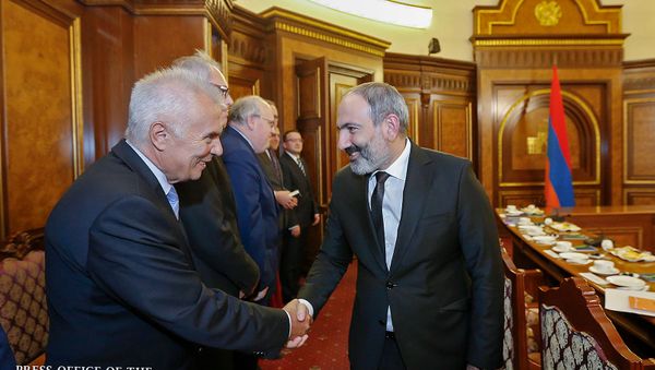 .о. премьер-министра Никол Пашинян принял послов стран-членов ЕС во главе с главой делегации ЕС Петром Свитальски (13 ноября 2018). Еревaн - Sputnik Армения