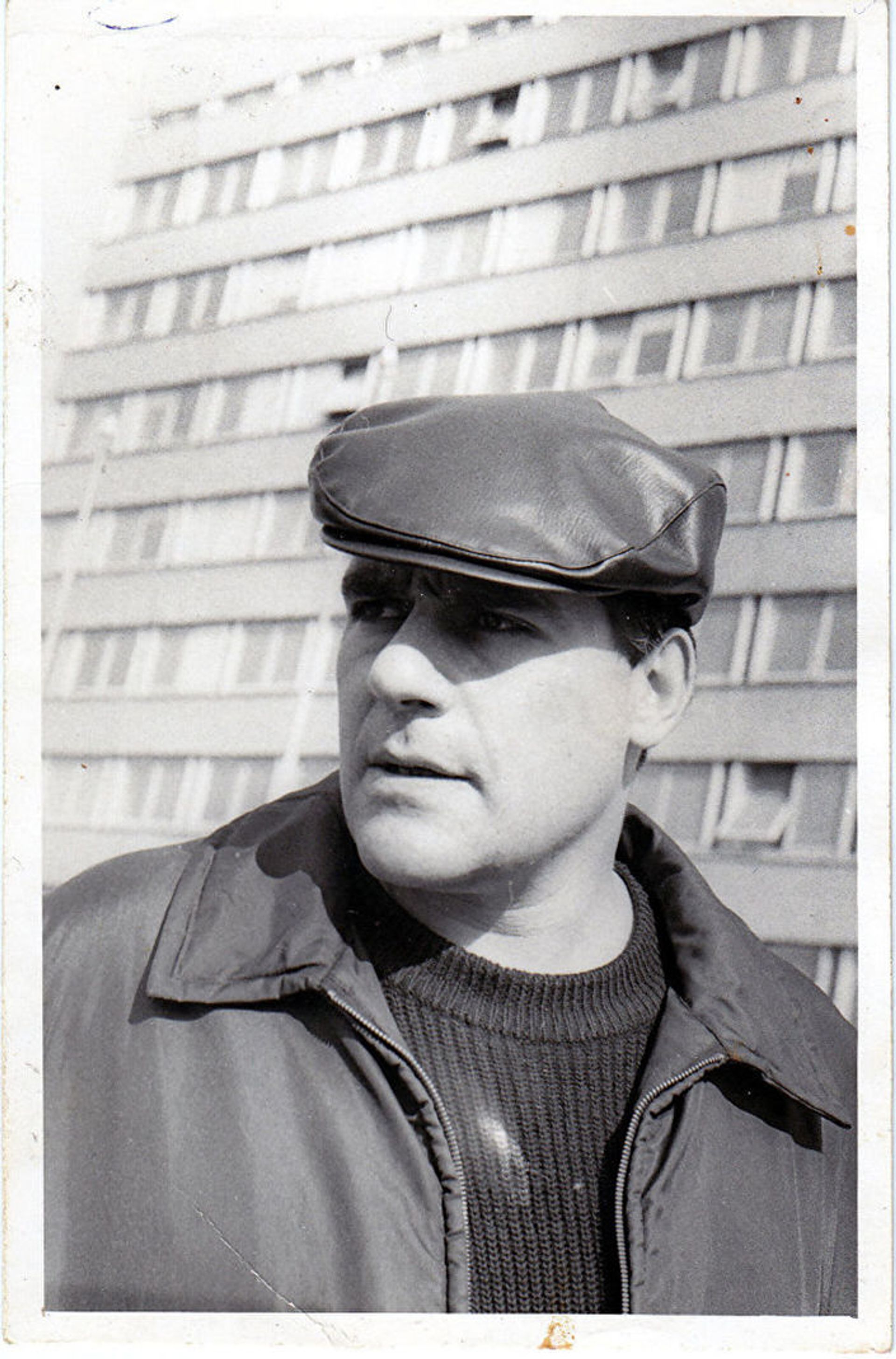 Сергей Довлатов на фоне таллинского дома печати (1974 год). - Sputnik Армения, 1920, 14.09.2021