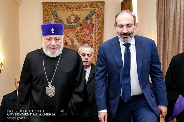Հայաստանի Հանրապետության վարչապետի պաշտոնակատար Նիկոլ Փաշինյանն այսօր այցելել է Մայր Աթոռ Սուրբ Էջմիածին և հանդիպել Ն.Ս.Օ.Տ.Տ. Գարեգին Բ Ծայրագույն Պատրիարք և Ամենայն Հայոց Կաթողիկոսի հետ - Sputnik Արմենիա