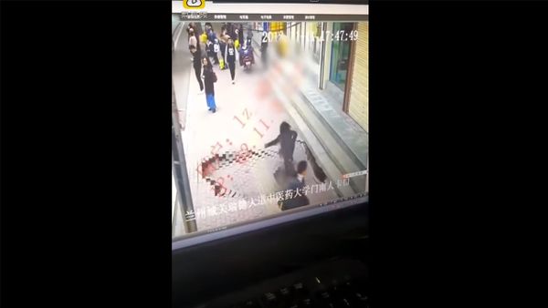 Девушка неожиданно провалилась под асфальт в Китае — страшное видео - Sputnik Армения