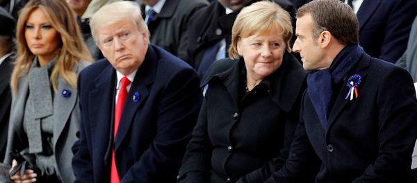 Президент США Дональд Трамп наблюдает, как президент Франции Эммануэль Макрон беседует с канцлером Германии Ангелой Меркель во время церемонии празднования Дня перемирия, спустя 100 лет после окончания Первой мировой войны (11 ноября 2018). Париж Президент США Дональд Трамп наблюдает, как президент Франции Эммануэль Макрон беседует с канцлером Германии Ангелой Меркель во время церемонии празднования Дня перемирия, спустя 100 лет после окончания Первой мировой войны (11 ноября 2018). Париж - Sputnik Армения