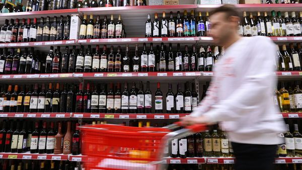 Отдел алкогольной продукции в супермаркете - Sputnik Արմենիա
