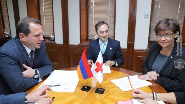 И.о. министра обороны Давид Тоноян принял главу Международного Комитета Красного Креста в Армении Клэр Мейтро (14 ноября 2018). Еревaн - Sputnik Армения
