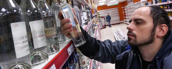 Мужчина в отделе алкогольной продукции супермаркета Мужчина в отделе алкогольной продукции супермаркета - Sputnik Армения
