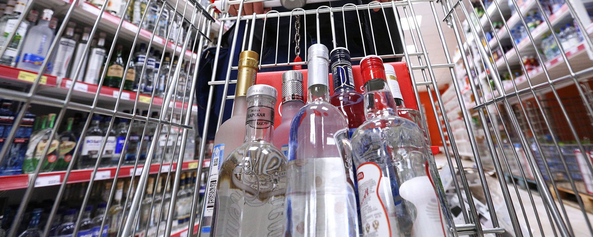 Мужчина в отделе алкогольной продукции супермаркета - Sputnik Армения, 1920, 21.11.2018
