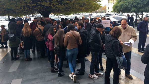 Акция протеста молодых ученых перед Домом правительства (15 ноября 2018). Еревaн Акция протеста молодых ученых перед Домом правительства (15 ноября 2018). Еревaн - Sputnik Армения