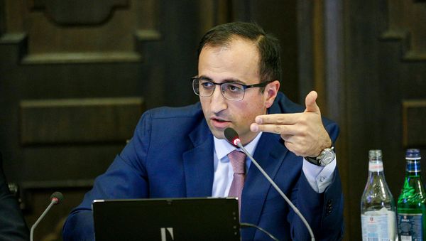 И.о. министра здравоохранения Арсен Торосян на заседании Правительства (15 ноября 2018). Еревaн И.о. министра здравоохранения Арсен Торосян на заседании Правительства (15 ноября 2018). Еревaн - Sputnik Армения