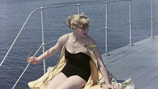 Модель демонстрирует купальный костюм. 1956 год - Sputnik Армения