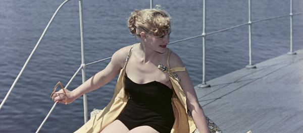 Модель демонстрирует купальный костюм. 1956 год - Sputnik Армения
