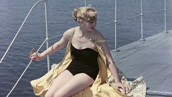 Модель демонстрирует купальный костюм. 1956 год - Sputnik Արմենիա