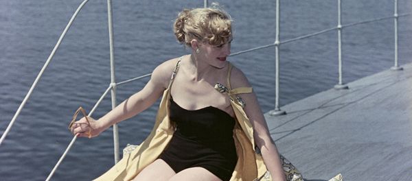 Модель демонстрирует купальный костюм. 1956 год - Sputnik Արմենիա
