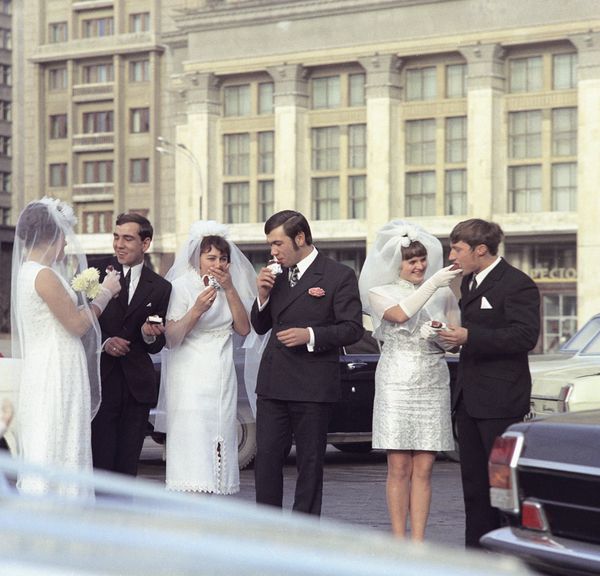 Նորապսակները էսկիմո են ուտում, Մոսկվա, 1976 թիվ - Sputnik Արմենիա