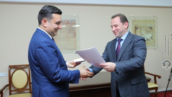 И.о. министра обороны Давид Тоноян и ректор ЕрМУ Армен Мурадян подписали меморандум о сотрудничестве (15 ноября 2018). Еревaн - Sputnik Արմենիա
