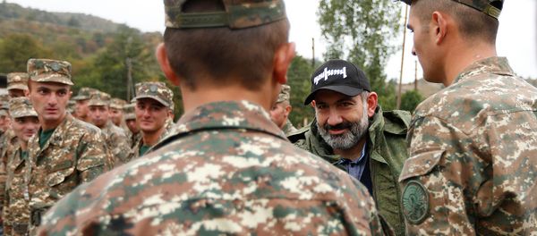 Премьер-министр Никол Пашинян с солдатами (18 сентября 2018). Карабах Премьер-министр Никол Пашинян с солдатами (18 сентября 2018). Карабах - Sputnik Армения