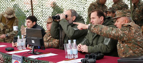 И.о. премьер-министра Никол Пашинян посетил боевую позицию одной из войсковой части (16 ноября 2018). Армения - Sputnik Армения
