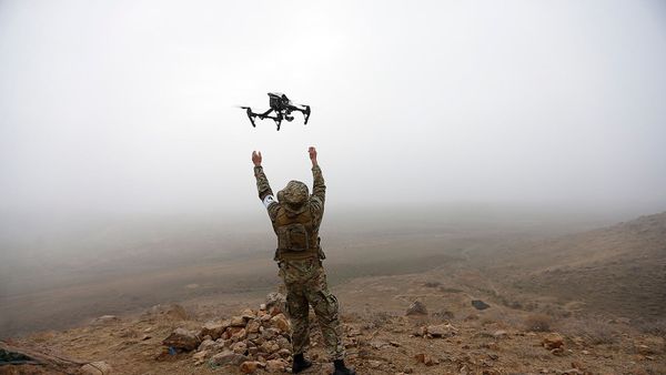 Армянский военнослужащий с беспилотным летательным устройством - Sputnik Армения