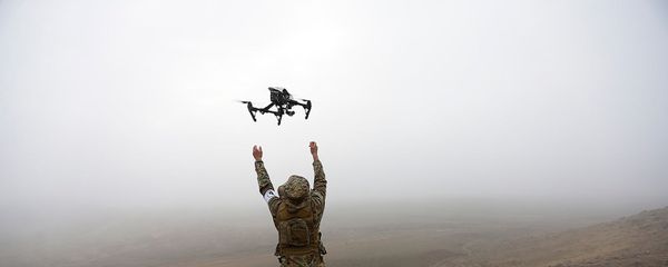 Армянский военнослужащий с беспилотным летательным устройством - Sputnik Армения