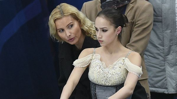 Алина Загитова (Россия) в короткой программе женского одиночного катания V этапа Гран-при по фигурному катанию (16 ноября 2018). Москвa - Sputnik Армения