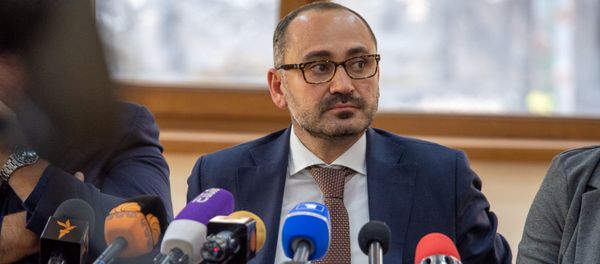 Директор еревaнского зоопарка Рубен Хачатрян на пресс-конференции (19 ноября 2018). Еревaн Директор еревaнского зоопарка Рубен Хачатрян на пресс-конференции (19 ноября 2018). Еревaн - Sputnik Армения