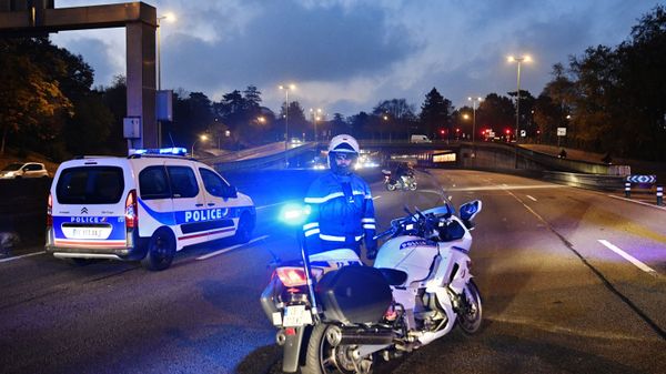 Сотрудник полиции во время народной акции протеста против роста цен на бензин Желтые жилеты (17 ноября 2018). Франция - Sputnik Армения