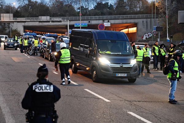 Многотысячные митинги против повышения цен на топливо во Франции — сотни пострадавших Многотысячные митинги против повышения цен на топливо во Франции — сотни пострадавших - Sputnik Армения