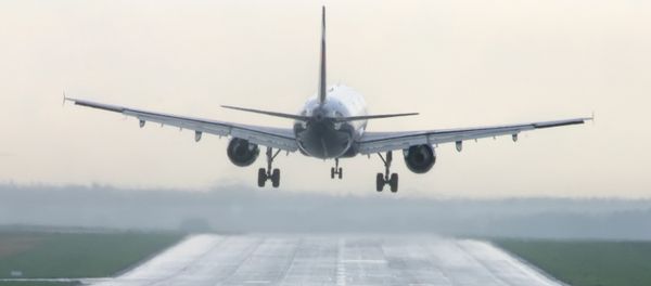 Самолет над взлетно-посадочной полосой в аэропорту Шереметьево. Самолет над взлетно-посадочной полосой в аэропорту Шереметьево. - Sputnik Армения