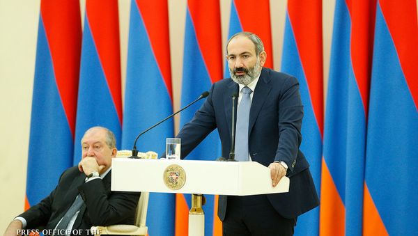 Встреча и.о. премьер-министра Никола Пашиняна и президента Армена Саркисяна с предпринимателями Армении (21 ноября 2018). Еревaн Встреча и.о. премьер-министра Никола Пашиняна и президента Армена Саркисяна с предпринимателями Армении (21 ноября 2018). Еревaн - Sputnik Армения