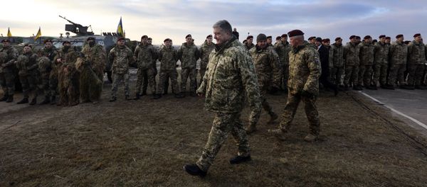 Президент Украины Петр Порошенко посетил тактические учения десантно-штурмовых войск в Житомирской области (21 ноября 2018). Украина Президент Украины Петр Порошенко посетил тактические учения десантно-штурмовых войск в Житомирской области (21 ноября 2018). Украина - Sputnik Армения