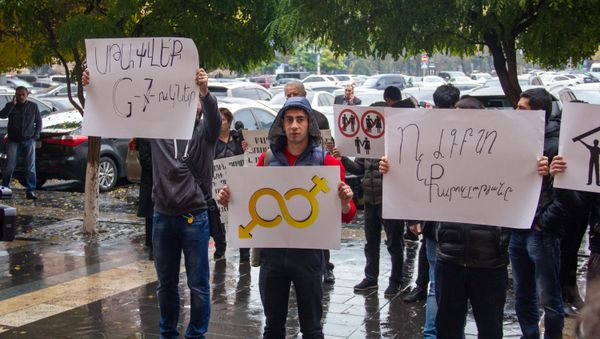 Акция протеста против ЛГБТ пропаганды в Армении перед Домом Правительства (22 ноября 2018). Еревaн - Sputnik Армения