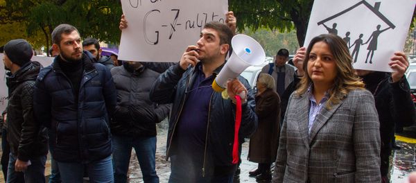 Акция протеста против ЛГБТ пропаганды в Армении перед Домом Правительства (22 ноября 2018). Еревaн - Sputnik Արմենիա