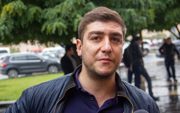 Активист Арман Гукасян на акции протеста против ЛГБТ пропаганды в Армении (22 ноября 2018). Еревaн Активист Арман Гукасян на акции протеста против ЛГБТ пропаганды в Армении (22 ноября 2018). Еревaн - Sputnik Армения