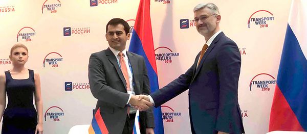 Главы Минтранса РА и РФ Акоп Аршакян и Евгений Дитрих подписали соглашение о создании и деятельности Международного бюро по расследованию авиационных происшествий и серьезных инцидентов в рамках ЕАЭС (22 ноября 2018). Москвa - Sputnik Արմենիա