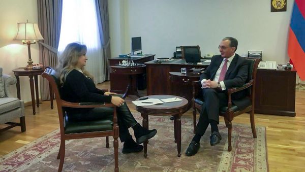 И.о. министра иностранных дел Зограб Мнацаканян во время интервью газете Аравот И.о. министра иностранных дел Зограб Мнацаканян во время интервью газете Аравот - Sputnik Армения