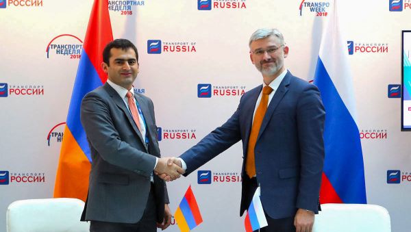 Главы Минтранса РА и РФ Акоп Аршакян и Евгений Дитрих подписали соглашение о создании и деятельности Международного бюро по расследованию авиационных происшествий и серьезных инцидентов в рамках ЕАЭС (22 ноября 2018). Москвa - Sputnik Արմենիա