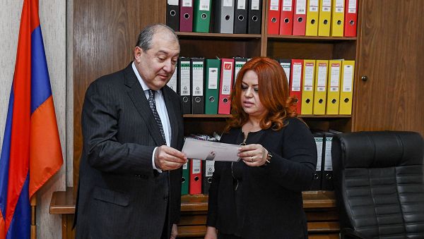 Президент Армении, председатель совета попечителей фонда Айастан Армен Саркисян посетил офис фонда (22 ноября 2018). Еревaн - Sputnik Армения