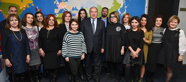 Президент Армении, председатель совета попечителей фонда Айастан Армен Саркисян посетил офис фонда (22 ноября 2018). Еревaн Президент Армении, председатель совета попечителей фонда Айастан Армен Саркисян посетил офис фонда (22 ноября 2018). Еревaн - Sputnik Արմենիա